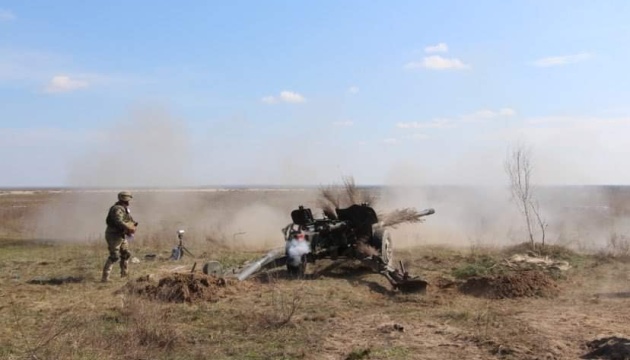 Українські військові випробовують чеські боєприпаси до гармати «Рапіра»
