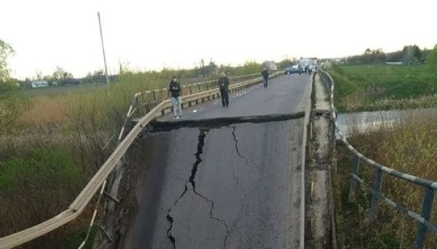 ウクライナ西部で車道橋が崩落