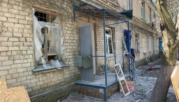 Обстріл окупантами лікарні у Красногорівці – рятувальники розповіли про пошкодження