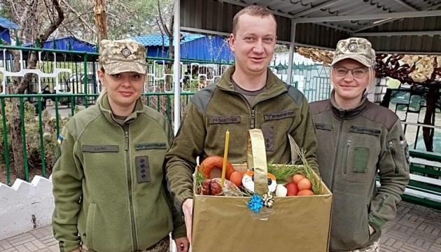 Українські військові отримали великодні подарунки на кошти, зібрані українками Бельгії