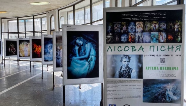 На станції метро «Золоті ворота» відкрили фотовиставку до 150 річчя Лесі Українки
