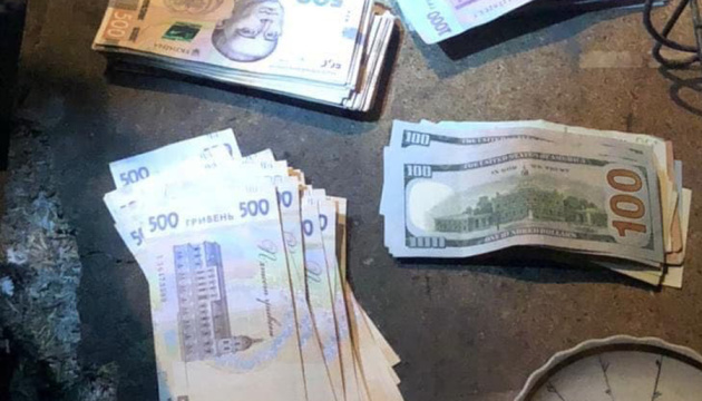 У Києві поліцейський на патрулюванні вкрав у чоловіка сумку з грошима
