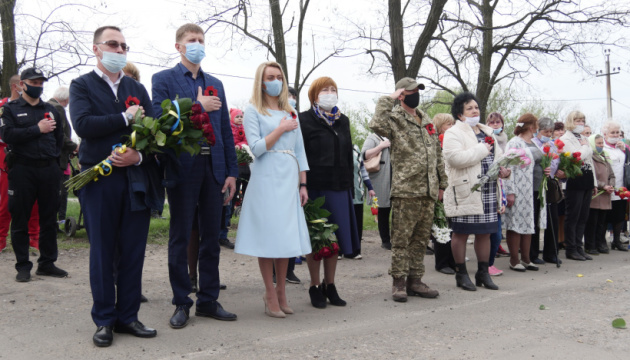 Біля братської могили на Донеччині вшанували память жертв Другої світової