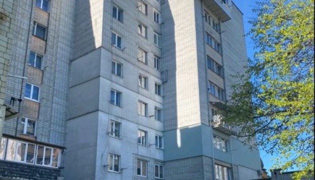 У Львові з вікна восьмого поверху випала дворічна дитина