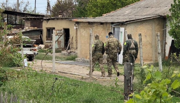 У будинках кримських татар загарбники влаштували обшуки — двох людей вивезли