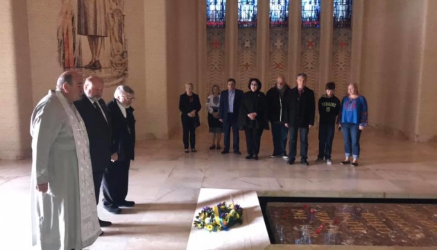 В Австралії українці поклали вінок до могили Невідомого солдата