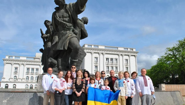 У Північній Македонії українська громада поклала квіти до пам’ятника Визволителям міста Скоп’є