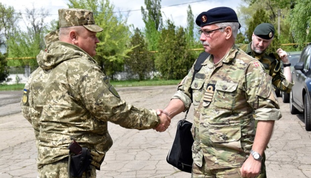 Militärattachés Schwedens, Dänemarks und Norwegens besuchen Konfliktgebiet in der Ostukraine