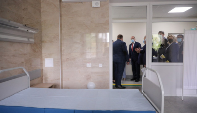 Шмигаль у Чернігові оглянув лікарню, що приймає важких COVID-пацієнтів