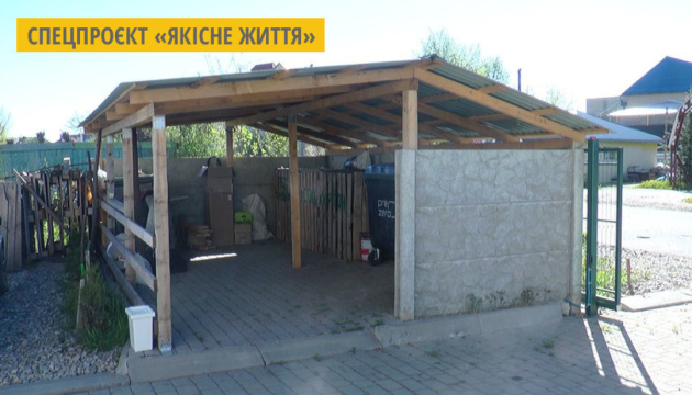 В Івано-Франківську активісти самотужки побудували майданчик для сміття