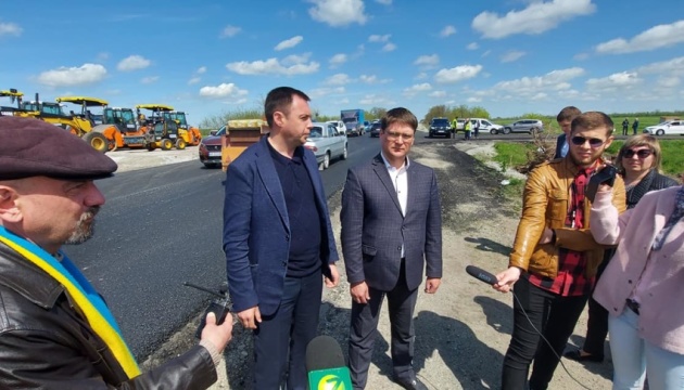 В Запорожской области завершают ремонт на международной трассе В Запорожской области завершают ремонт на международной трассе