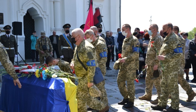 У Чернігові попрощалися з бійцем, загиблим від кулі снайпера на сході України