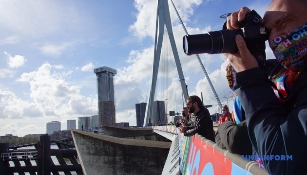 У Роттердамі фанати з мосту дивилися відкриття Євробачення