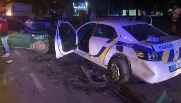 У Полтаві п'яний водій врізався у припарковане авто поліції - патрульні у лікарні