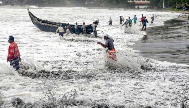 В Індії вирує найпотужніший за 20 років циклон - є жертви, 150 тисяч осіб евакуювали