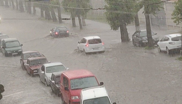 Сильна злива з градом затопила вулиці Хмельницького