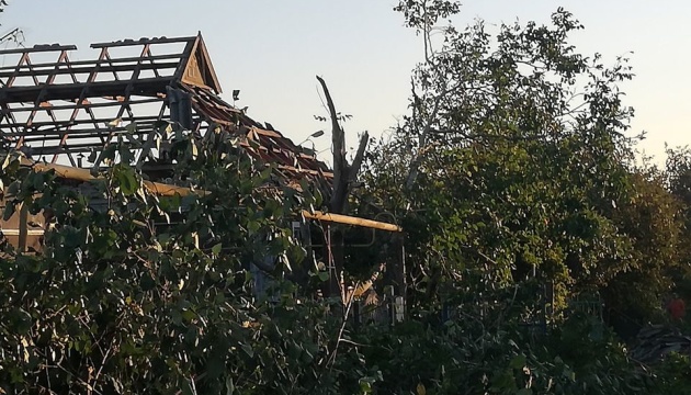 Негода на Херсонщині пошкодила покрівлі 111 будівель