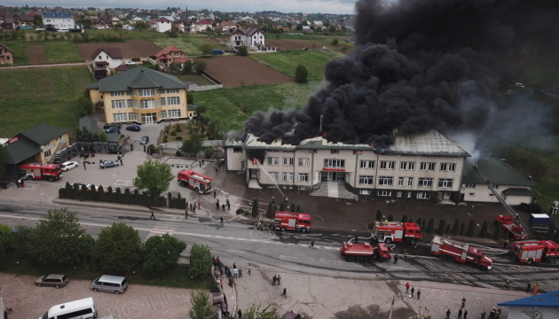 На Буковине два часа тушили масштабный пожар на складе шин