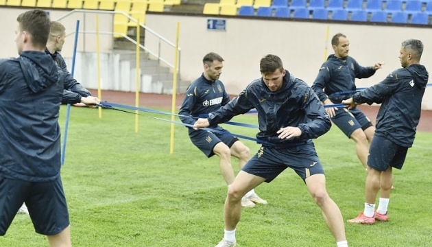 Футболісти збірної України потренувалися під харківським дощем