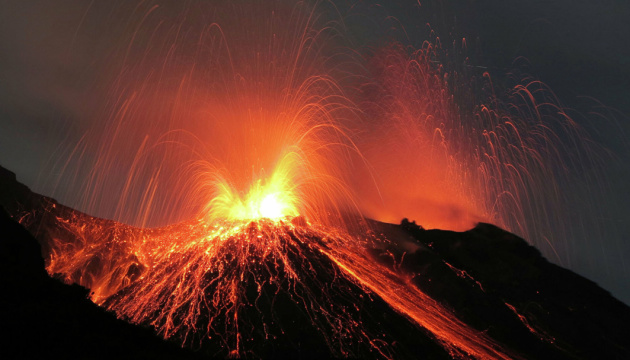 Біля узбережжя Італії почалося виверження вулкана Стромболі
