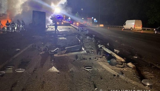 У Києві зіткнулися вантажівка та легковик, троє загиблих