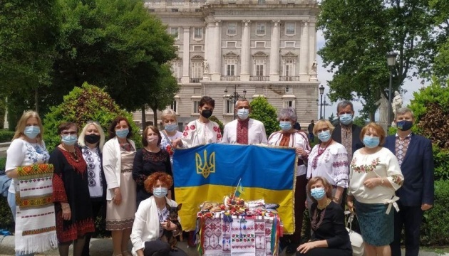 Українці у Мадриді відсвяткували ювілейний День вишиванки поблизу Королівського палацу