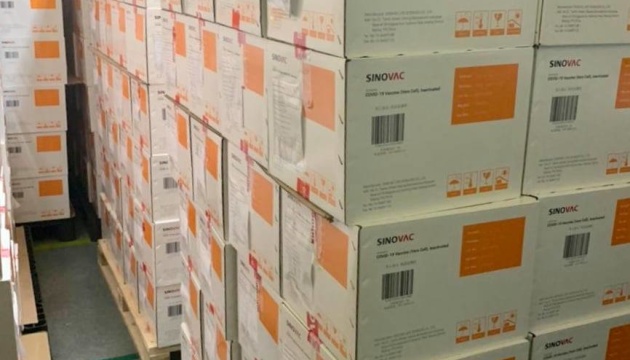 У регіони доставляють 500 тисяч доз вакцини CoronaVac
