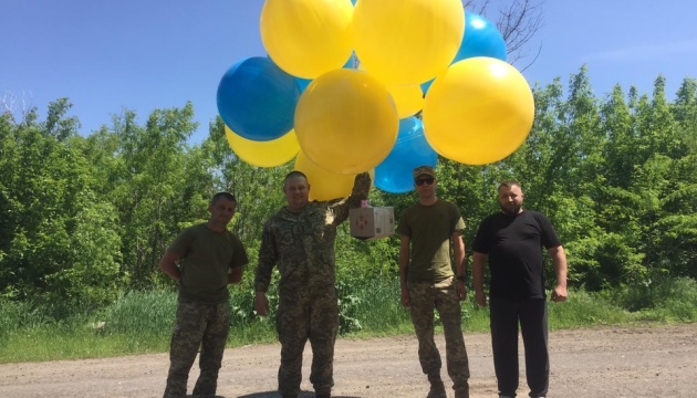 Волонтери та військові відправили на повітряних кульках до Донецька тисячі листівок