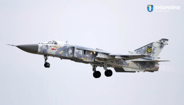 Українським військовим передали відремонтований бомбардувальник Су-24