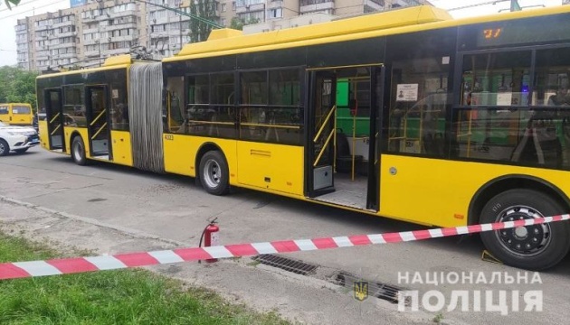 У Києві чоловік кинув у тролейбус «коктейль Молотова», постраждала пасажирка