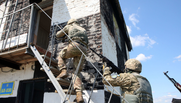 In Donbas, Ukrainian military exercise in crossing water obstacles