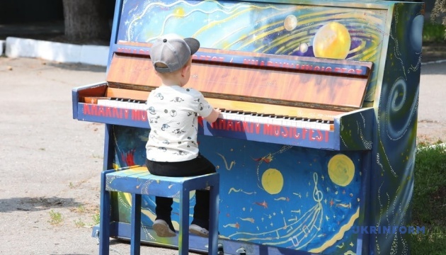 На вулицях Харкова встановили арт-піаніно – можуть грати всі охочі