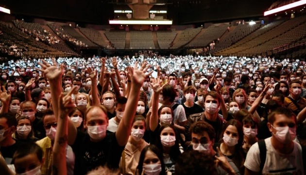 У Франції провели перший концерт-експеримент із тисячами глядачів