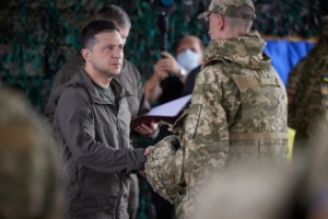 Frontbesuch: Selenskyj zeichnet Soldaten aus