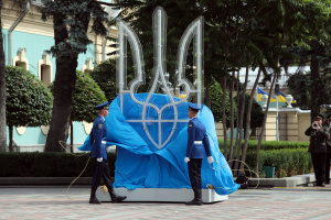 Jour de la Constitution : Trident installé près du parlement, drapeau de l’Ukraine hissé
