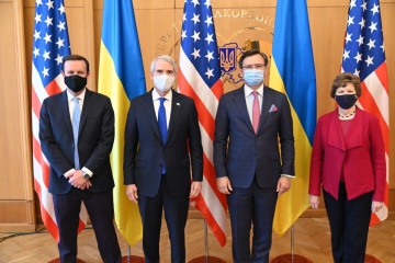 Кулеба розпочав зустріч із делегацією американських сенаторів