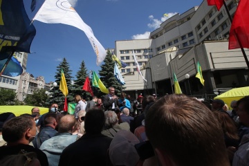 КСУ продолжает рассмотрение дела об открытии рынка земли, под судом - митинг