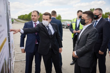 Instandsetzung der Autostraße zwischen Schytomyr und Tscherniwzi: Präsident inspiziert Baustelle