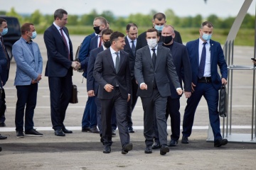 Зеленський перевірив, як ремонтують аеродром у Кривому Розі