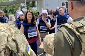 Presidenta en ejercicio de la OSCE visita el puesto de control de Novotroitske