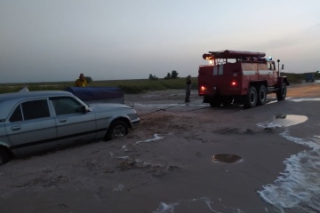 С пляжа Азовского моря вытащили 20 автомобилей, которые увязли в песке из-за непогоды