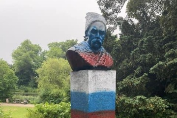 Перед матчем Євро-2020 у Данії розмалювали пам'ятник Шевченку в російський триколор
