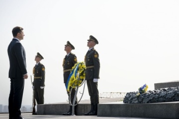 El presidente deposita flores en la tumba del Soldado Desconocido en Kyiv 