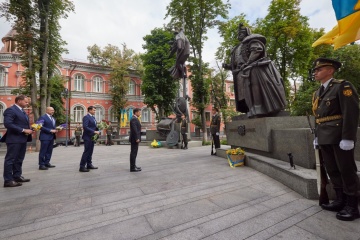 Президент поклав квіти до монумента Пилипу Орлику у Києві