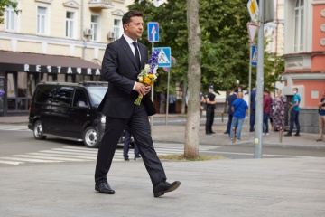 Zelensky deposita flores en el monumento a Pylyp Orlyk en Kyiv