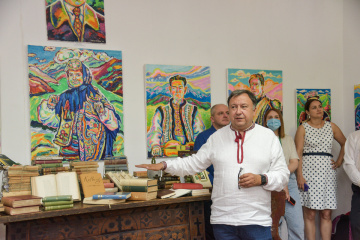 У Верховині показали раритети з бібліотеки Вінценза, які повернулися до України