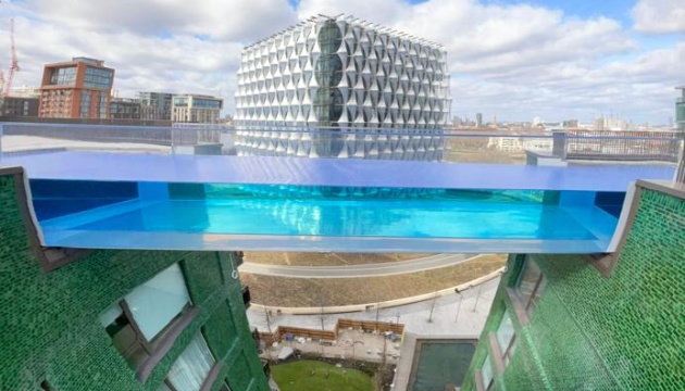 У Лондоні збудували прозорий басейн між двома хмарочосами