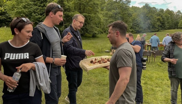 Зеленський зустрівся з журналістами на природі напередодні їхнього професійного свята Зеленський зустрівся з журналістами на природі напередодні їхнього професійного свята