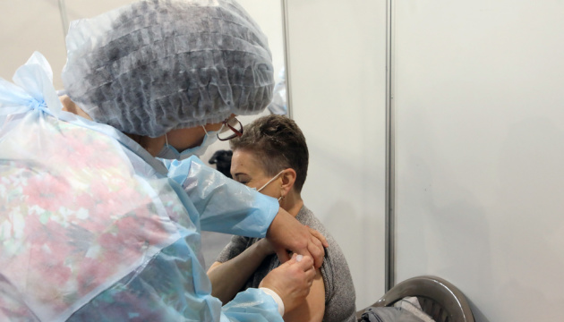 В столичных ЦНАПах открыли пункты вакцинации против коронавируса