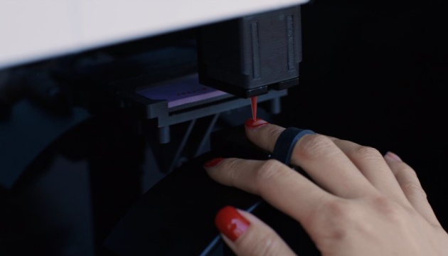 У США розробили першого у світі робота, що фарбує нігті